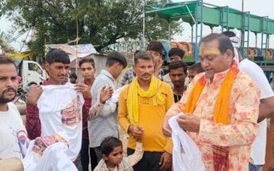 रसूलाबाद के धर्मगढ़ बाबा धाम में श्रद्धालुओं को भाजपा नेता कृष्ण मुरारी दोहरे ने वितरित की टी-शर्ट