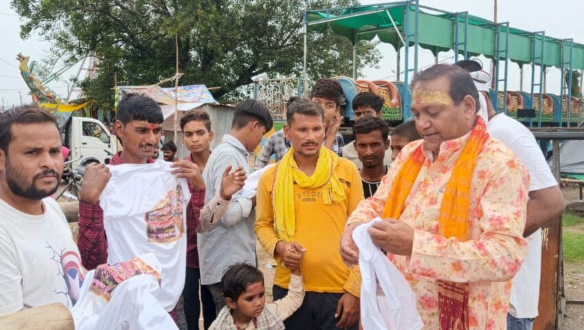 रसूलाबाद के धर्मगढ़ बाबा धाम में श्रद्धालुओं को भाजपा नेता कृष्ण मुरारी दोहरे ने वितरित की टी-शर्ट