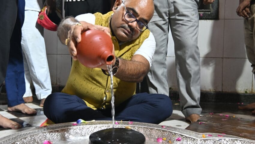 नागपंचमी पर जिलाधिकारी ने खेरेश्वर मंदिर में किया पूजा-अर्चना, सुरक्षा व्यवस्था परखी