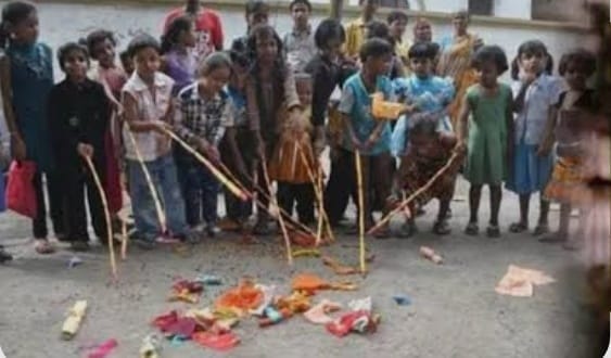 बच्चों ने गुड़िया पीटकर धूमधाम से मनाई नागपंचमी
