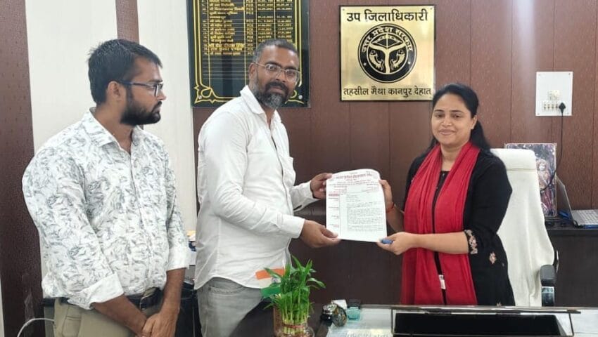 उत्तर प्रदेश लेखपाल संघ के तहसील अध्यक्ष ने एसडीएम को सौंपा ज्ञापन