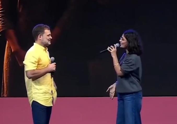 हिंदुस्तान किसी एक की बपौती नहीं” और “साहेब छोड़ दो बेटी बहुओं को धमकाना” – पुणे में गूंजे नेहा के गीत