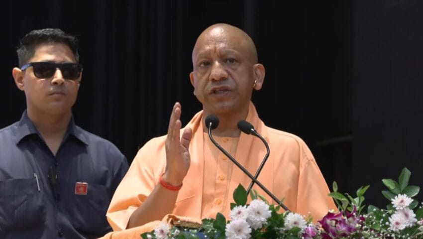 रायबरेली में मनुस्मृति विवाद पर गरमाई सियासत, राहुल गांधी के बयान पर सीएम योगी का पलटवार