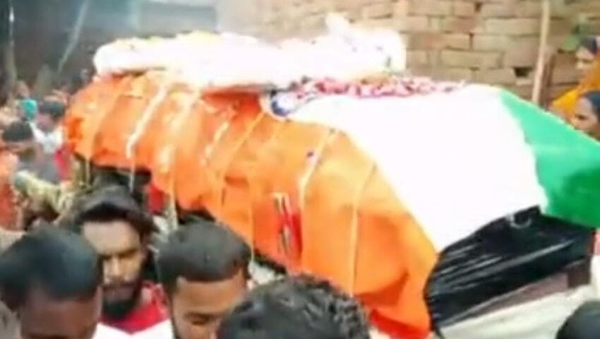 रूस-यूक्रेन युद्ध की भेंट चढ़ा देवरिया का लाल, 35 दिन बाद घर पहुंचा अभिषेक निषाद का पार्थिव शरीर