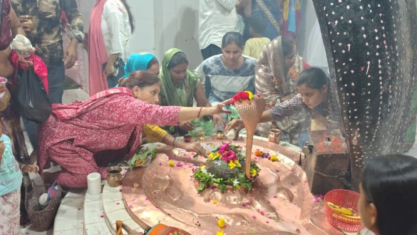 बारिश भी नहीं रोक शिवभक्तों को, शिवालयों में उमड़ा जनसैलाब