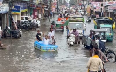 जलमग्न सड़क पर नाव लेकर पहुंचे विकास अवस्थी, नगर निगम पर साधा निशाना