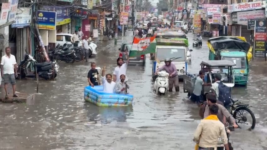 जलमग्न सड़क पर नाव लेकर पहुंचे विकास अवस्थी, नगर निगम पर साधा निशाना