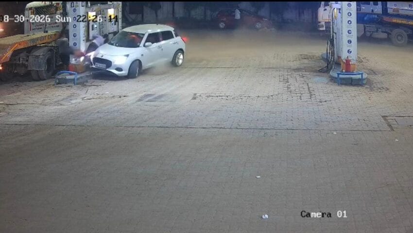 पेट्रोल पंप पर तेज रफ्तार कार ने चार लोगों को मारी टक्कर, घटना CCTV में हुई कैद