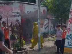 स्कूल के बाहर विद्यार्थियों का सफाई करते हुए वीडियो वायरल, सफाई कर्मचारियों ने किया विरोध