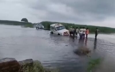 लखीमपुर खीरी : बाढ़ क्षेत्र का जायजा लेने निकले एसडीएम की गाड़ी नाले की ओर फिसली, बाल-बाल बचे