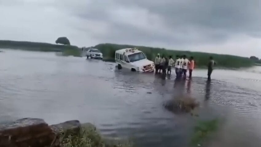 लखीमपुर खीरी : बाढ़ क्षेत्र का जायजा लेने निकले एसडीएम की गाड़ी नाले की ओर फिसली, बाल-बाल बचे