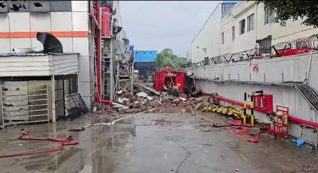 ईकोटेक-3 में दर्दनाक हादसा: आग पर काबू पाने के दौरान मलबे में दबे पांच फायरकर्मी, दो की मौत