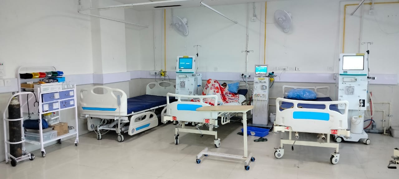 जिला अस्पताल : डायलिसिस यूनिट के फर्स पर खून के धब्बे व फैली गंदगी खुद मरीजों को बांट रही बीमारी