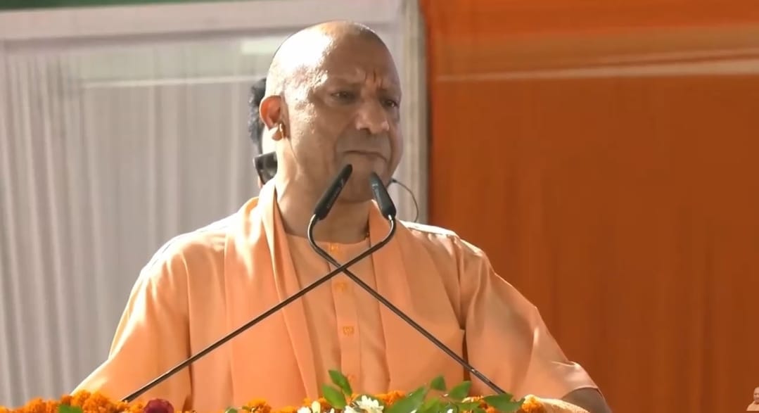 अंबेडकरनगर में गरजे सीएम योगी, बोले पहले जिस गाड़ी पर सपा का झंडा,समझो होगा उसमे कोई सपा का गुंडा…