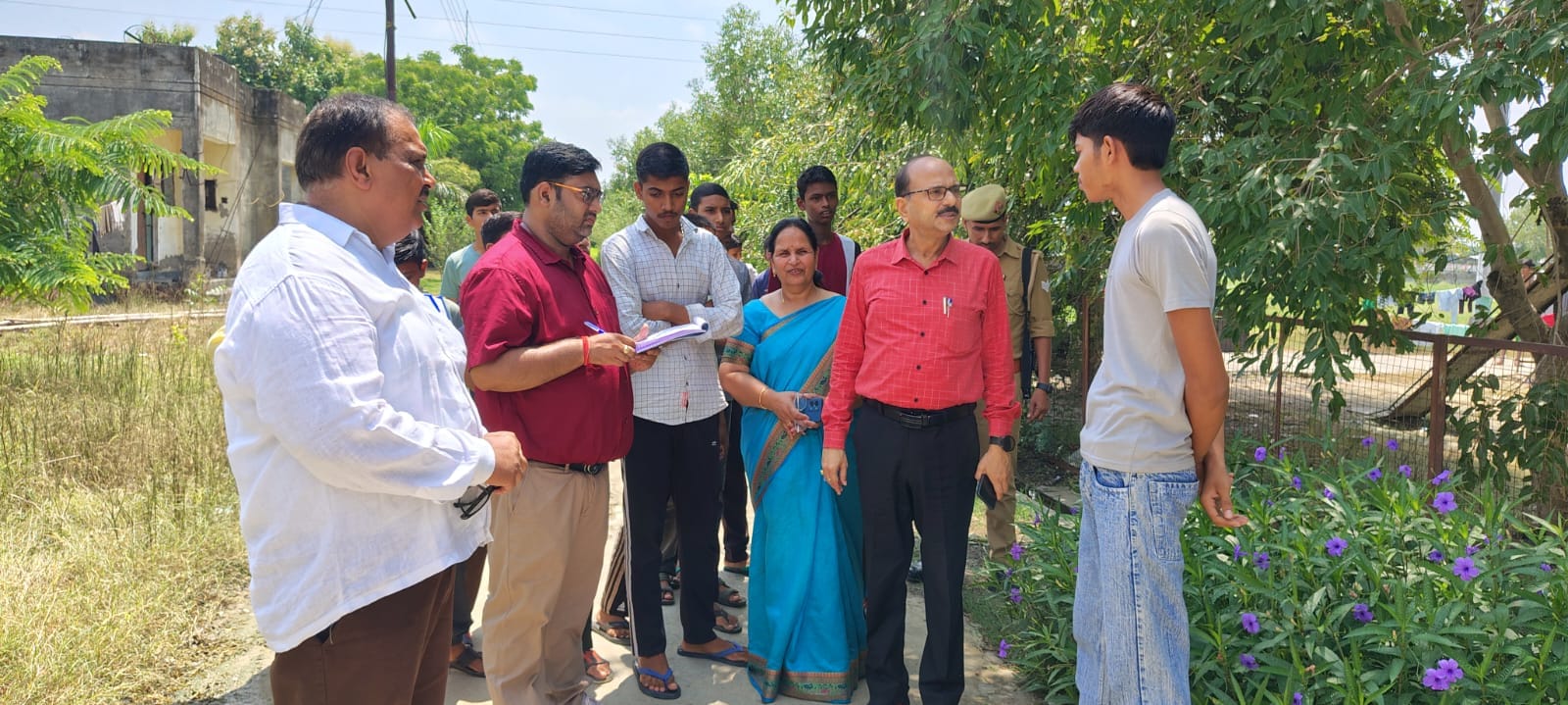 राजकीय आश्रम पद्धति विद्यालय कंधनी का CDO ने किया निरीक्षण, विद्यार्थियों एवं अभिभावकों से किया संवाद
