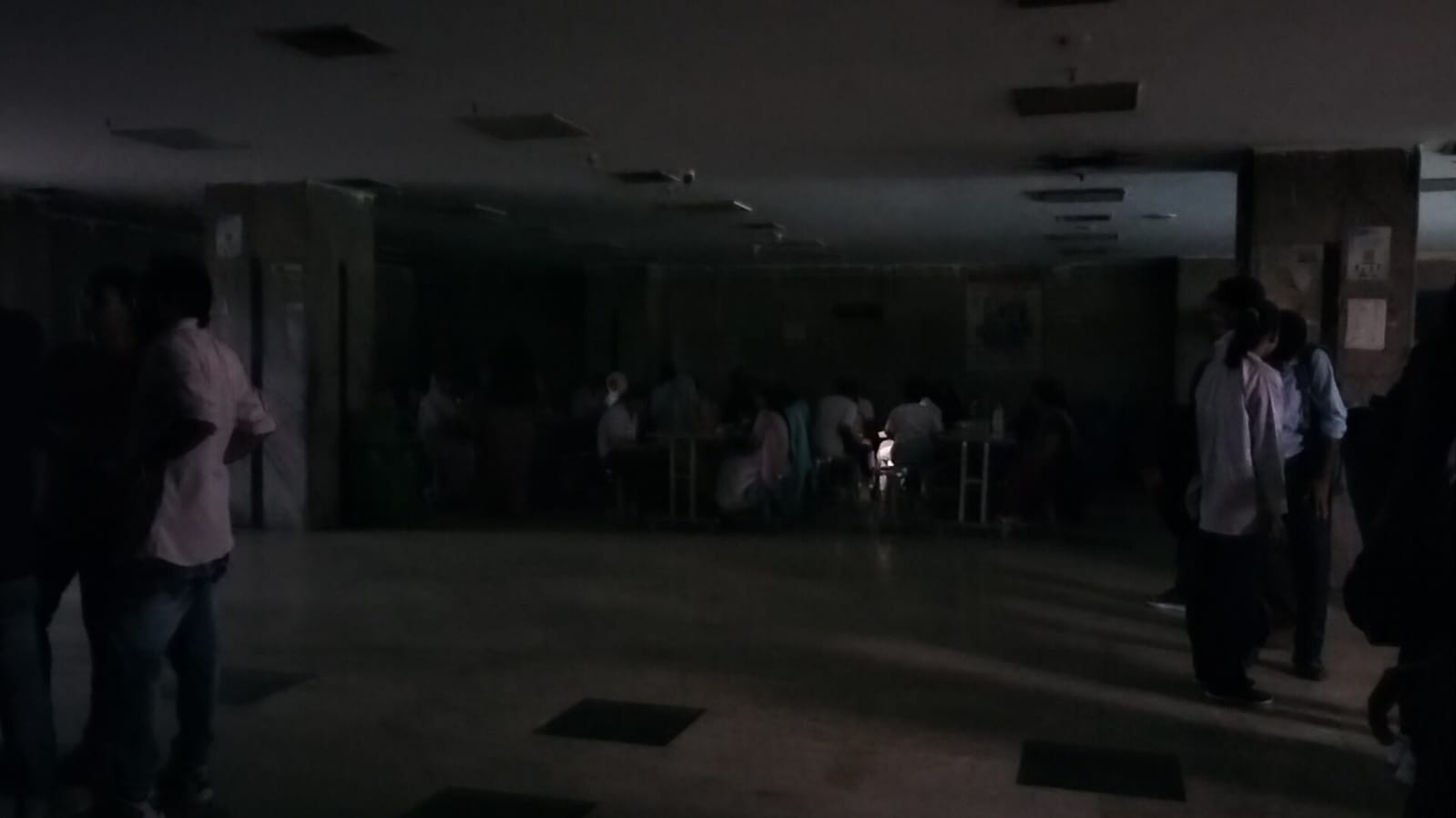 जिम्स की कैंटीन में पसरा अंधेरा, मोबाइल की टॉर्च बनी सहारा, डॉक्टरों-छात्रों और तीमारदारों की सुविधा पर सवाल
