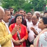 गौशाला संचालक द्वारा गौवंश छोड़ने का आरोप लगाकर किसानों ने राज्यमंत्री और एसडीएम से की शिकायत