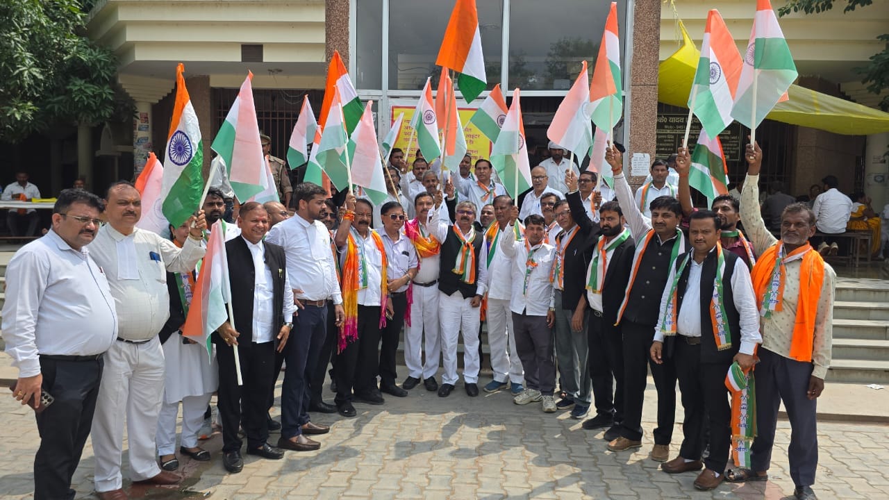 जिला न्यायालय से निकाली गई तिरंगा यात्रा