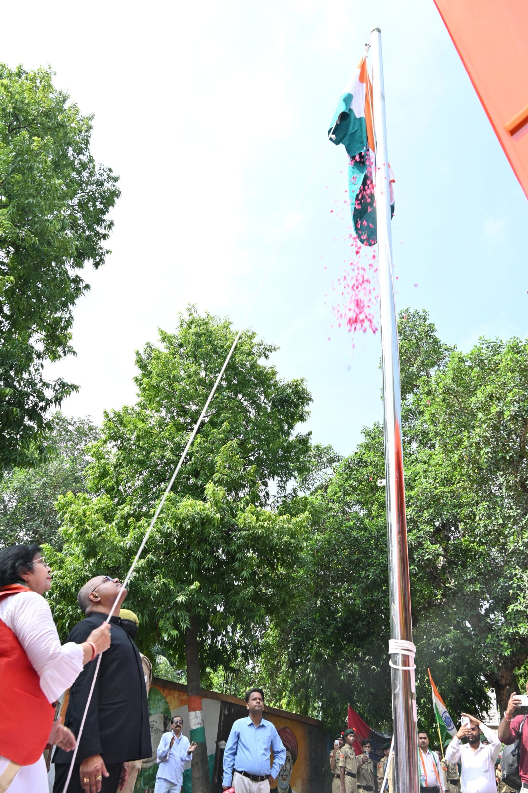 नाना राव पार्क में राज्यमंत्री प्रतिभा शुक्ला ने किया ध्वजारोहण, अमर बलिदानियों को किया नमन