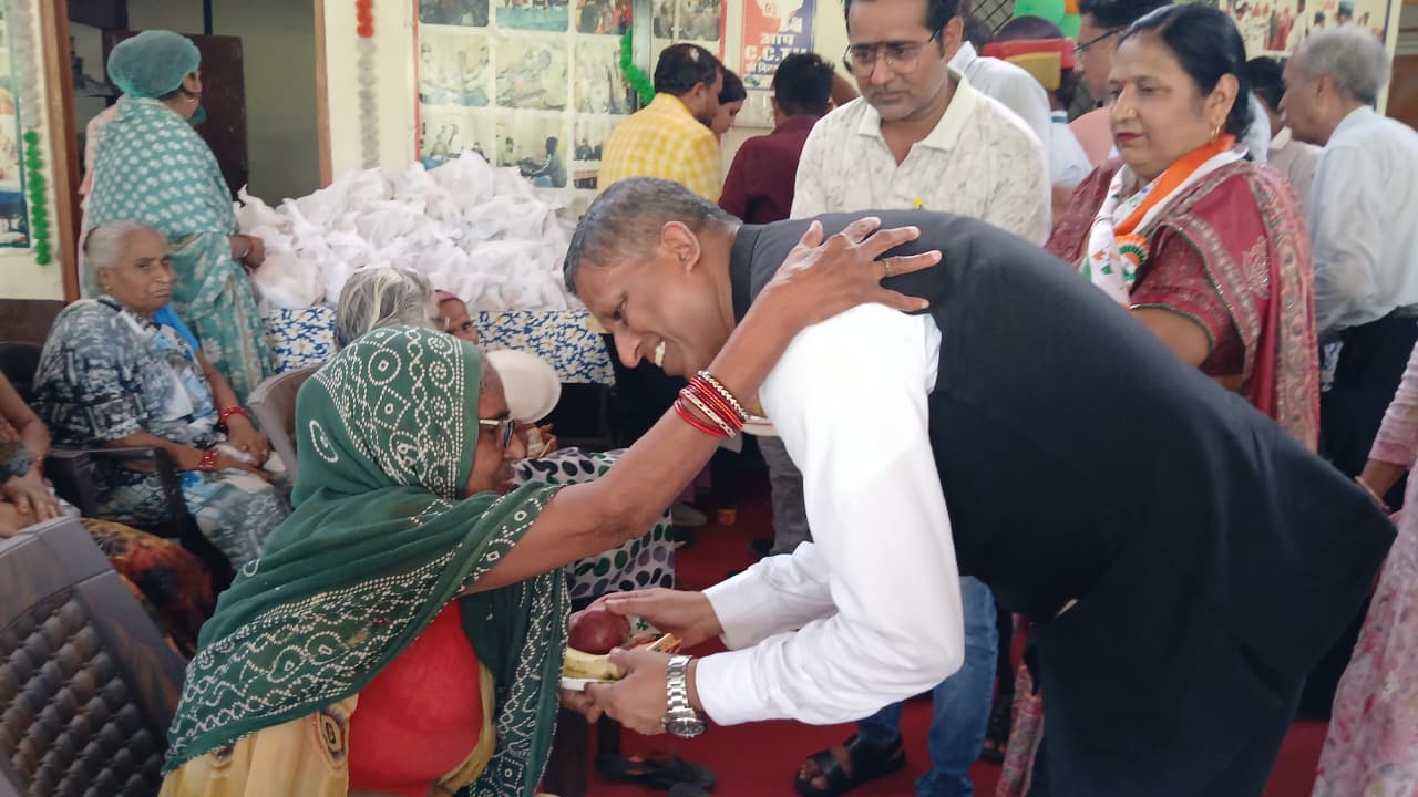 स्वतंत्रता दिवस पर जिलाधिकारी ने वृद्धाश्रम पहुंचकर वृद्धजनों का जाना हाल-चाल, वितरित किया मिष्ठान
