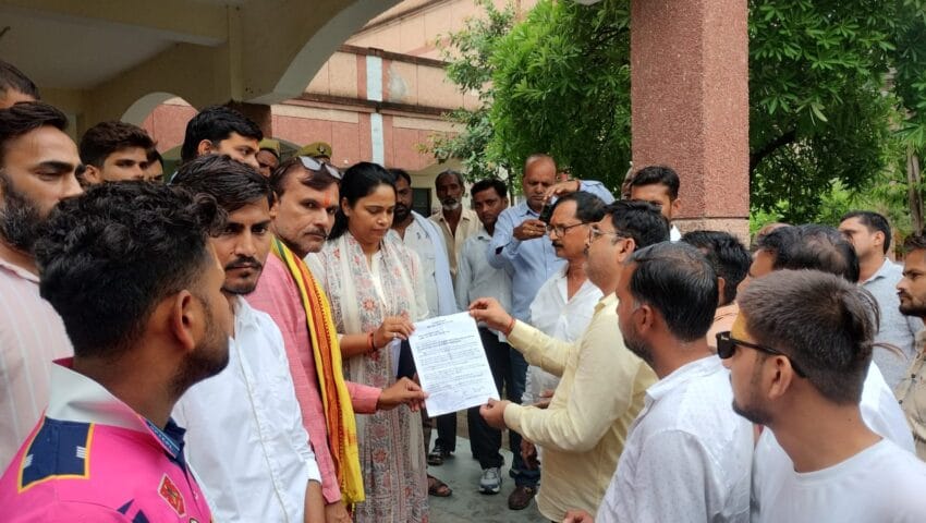 राजाराम पाल के खिलाफ एसडीएम को सौंपा गया ज्ञापन