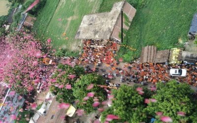 बाराबंकी में भी श्रद्धालुओं का आकाश से पुष्पवर्षा कर अभिनंदन, गूंजा हर-हर महादेव का जयघोष