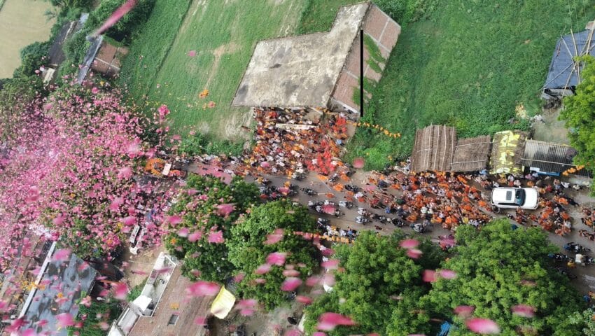 बाराबंकी में भी श्रद्धालुओं का आकाश से पुष्पवर्षा कर अभिनंदन, गूंजा हर-हर महादेव का जयघोष