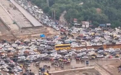 ग्रेटर नोएडा : गौड़ चौक गोलचक्कर पर लगा लंबा जाम, वीडियो वायरल