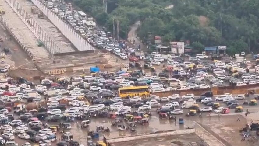 ग्रेटर नोएडा : गौड़ चौक गोलचक्कर पर लगा लंबा जाम, वीडियो वायरल
