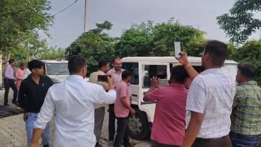 फर्रुखाबाद: बिजली कनेक्शन के नाम पर 10 हजार की रिश्वत लेते JE व SSO रंगे हाथ गिरफ्तार