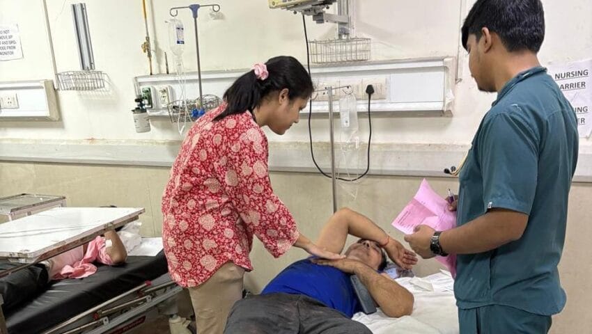 ईस्टर्न पेरिफेरल : कर्मचारियों से भरी बस पलटी, 14 घायल