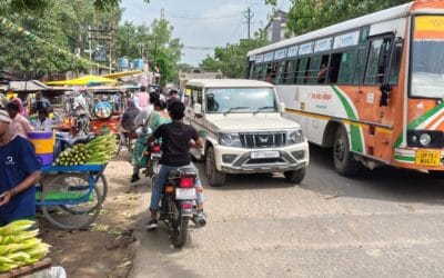फुटपाथ पर कब्जा राहगीरों के लिए बना मुसीबत
