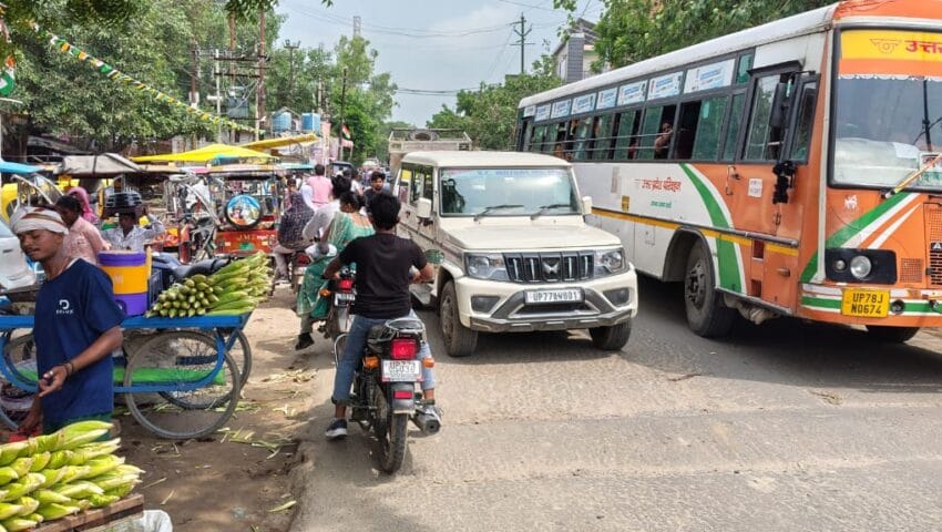 फुटपाथ पर कब्जा राहगीरों के लिए बना मुसीबत