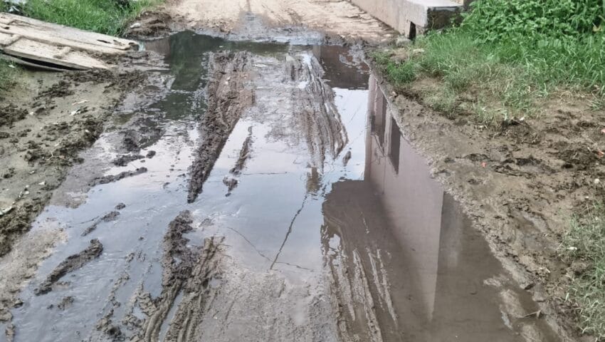 जल भराव से परेशान ग्रामीण, निकलना दूभरसमय से क्षेत्र की सफाई न होने से नालियां हुई जाम, सड़कों पर भर रहा पानी