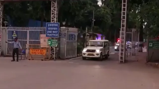 जेपी नड्डा से दिल्ली सीएम रेखा गुप्ता ने एम्स में की मुलाकात, लिया हालचाल