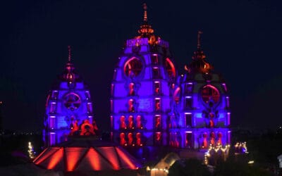 इस्कान मंदिर में थाइलैंड के फूलों से मयूर थीम पर हो रही सजावट