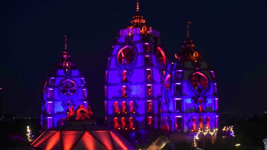 इस्कान मंदिर में थाइलैंड के फूलों से मयूर थीम पर हो रही सजावट