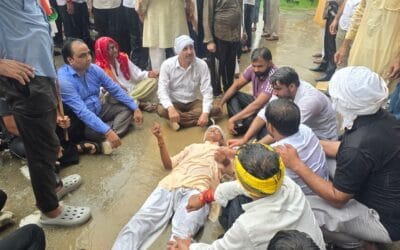 वर्षा के बीच किसानों ने घोड़ी-बछेड़ा से चार प्रतिशत भूखंड की मांग को लेकर प्राधिकरण तक किया कूच, एक की बिगड़ी तबीयत