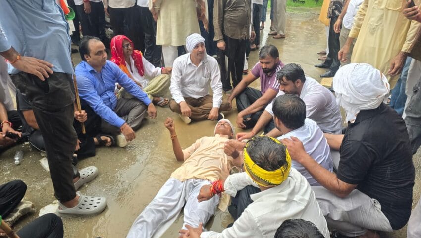 वर्षा के बीच किसानों ने घोड़ी-बछेड़ा से चार प्रतिशत भूखंड की मांग को लेकर प्राधिकरण तक किया कूच, एक की बिगड़ी तबीयत