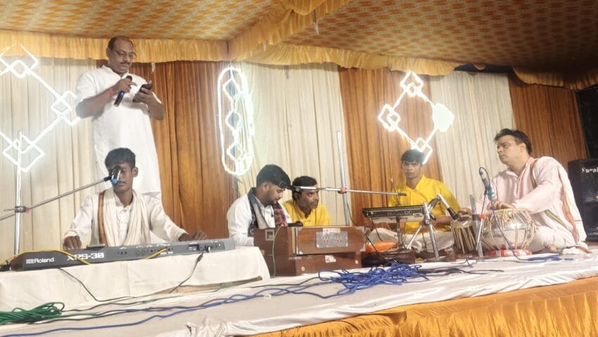 जन्माष्टमी पर्व पर शिवली कोतवाली के अपराध निरीक्षक ने भजन की प्रस्तुति से मोहा मन