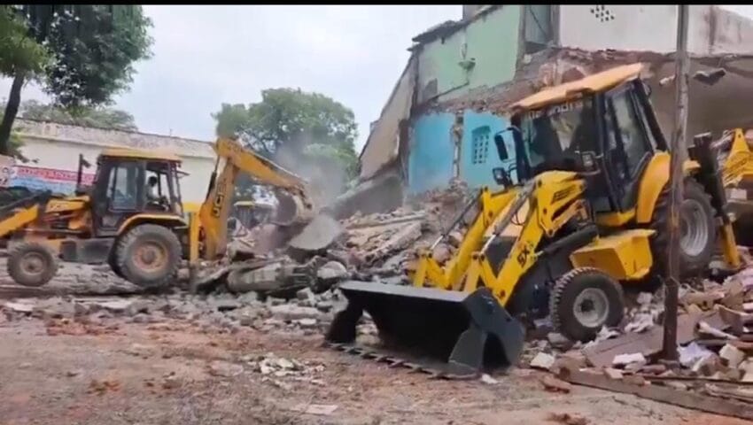 सहारनपुर : कलेक्ट्रेट परिसर की 70 साल पुरानी मस्जिद पर चला बुलडोजर,समझिए पूरा मामला