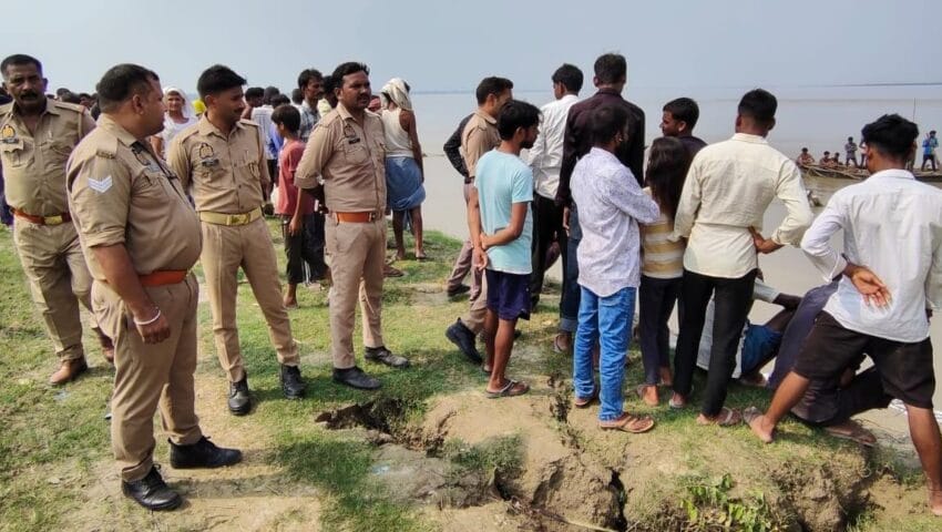 घाघरा नदी में नाव पर बैठे युवक को घड़ियाल ने खींचा, तलाश जारी