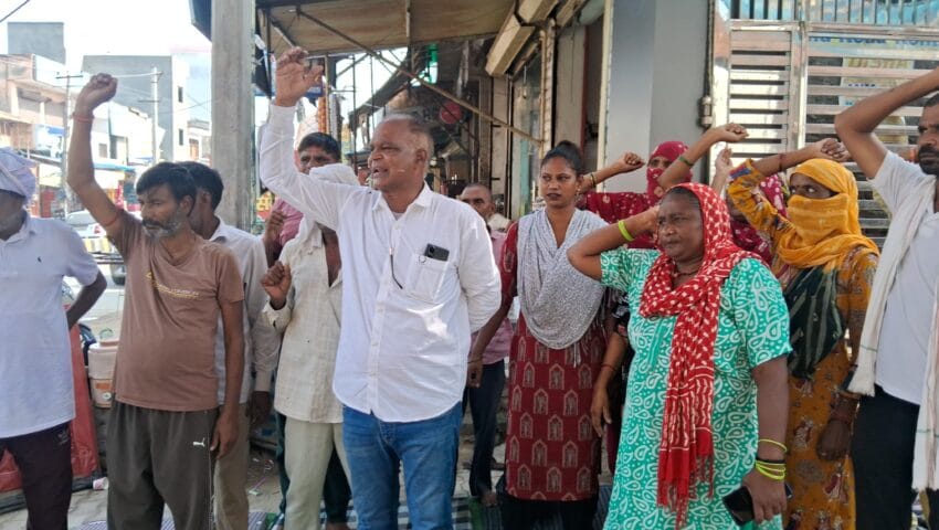 सफाई ठेका कर्मी की मौत से धरने में बढ़ा आक्रोश, 41 दिनों से मांगों पर अड़े कर्मचारी