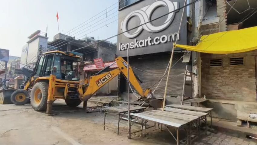 मेरठ सेंट्रल मार्केट में बुलडोजर एक्शन,अवैध मार्केट और मकानों पर ध्वस्तीकरण की कार्रवाई