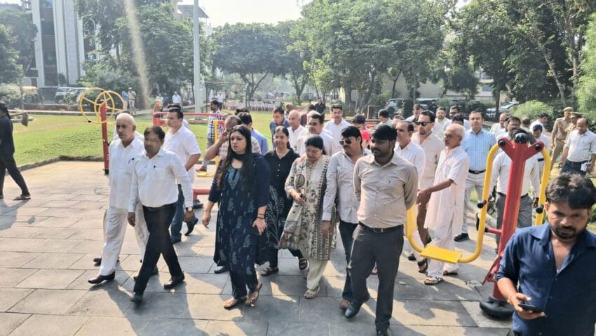 सेक्टर बीटा-एक में डीएम ने किया निरीक्षण, पौधारोपण के साथ सुनीं आरडब्ल्यूए की समस्याएं