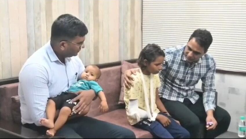 अहरौला कांड के आरोपी की दोनों अनाथ बेटियों को आजमगढ़ पुलिस ने लिया गोद