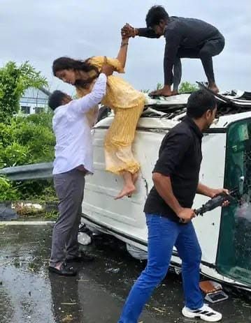 तेज बारिश में डिवाइडर तोड़कर पलटी फॉर्च्यूनर, सुल्तानपुर की जिला पंचायत अध्यक्ष समेत पांच लोग फंसे