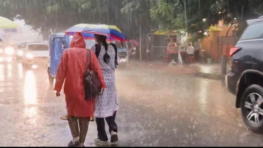 यूपी में भारी बारिश का अलर्ट,CM योगी ने अधिकारियों को दिए निर्देश,कहा-फील्ड में उतरकर राहत-बचाव कार्य की निगरानी करॆ