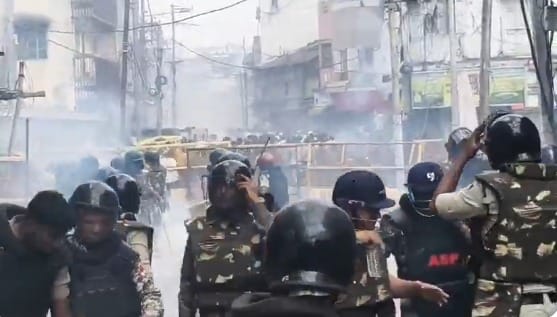 उज्जैन में शाही मस्जिद के हिस्से को तोड़ने पहुंची पुलिस पर पथराव,पुलिस ने छोड़े आंसू गैस के गोले