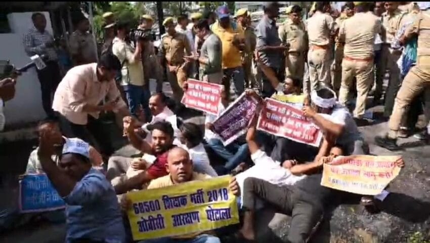68,500 शिक्षक भर्ती के अभ्यर्थियों का प्रदर्शन,OP राजभर के दरवाजे पर ‘राजभर चाचा न्याय करो’ के लगाए नारे